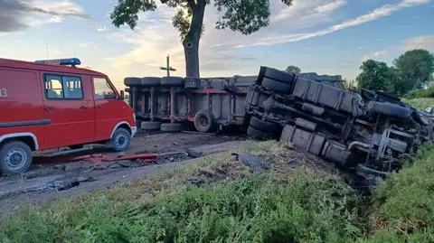Ciężarówka uderzyła w auto i runęła na bok 