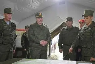 Alaksandr Łukaszenka w rozmowie z wojskowymi na poligonie pod Grodnem