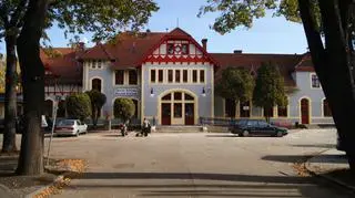 Renowacji poddane zostały także balustrady, część zabytkowych krat okiennych i granitowe schody wejściowe