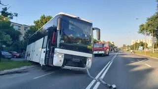 Autobus musieli wyciągać strażacy 