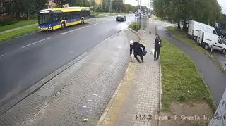 Mężczyzna popchnął seniorkę wracająca z zakupami