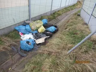 Śmieci pozostawione między ekranami akustycznymi