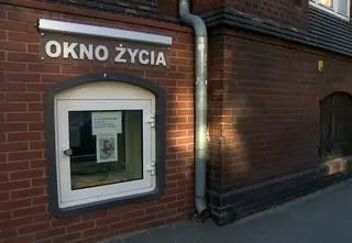 Dwuletni chłopiec w oknie życia. Sprawą zajął się sąd