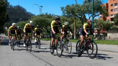 Plaga przebitych opon. Kolarze zaśmiali się wszystkim w twarz