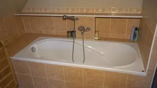 Po willi w Karczowiskach Górnych ekipę TVN24 oprowadzał prezes Fundacji Dumni z Elbląga