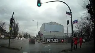 Przechodziły po ulicy zamiast po przejściu dla pieszych. Nie doszło do wykroczenia