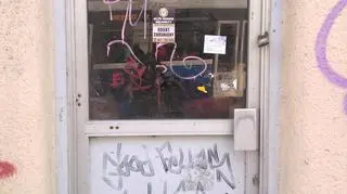 Nieużywane drzwi niszczą grafficiarze