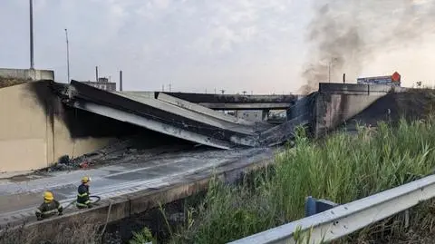 Zapalił się pojazd, potem zawaliła się autostrada 
