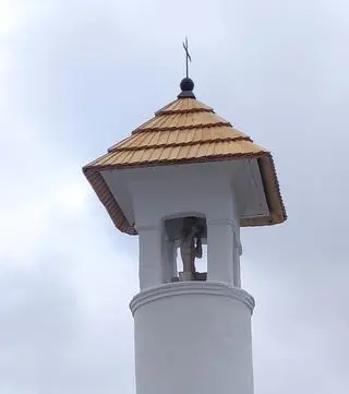 Kapliczka ma już nowe zadaszenie i odnowiony krzyż 
