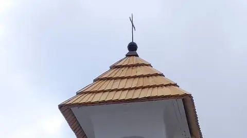 Kapliczka ma już nowe zadaszenie i odnowiony krzyż 