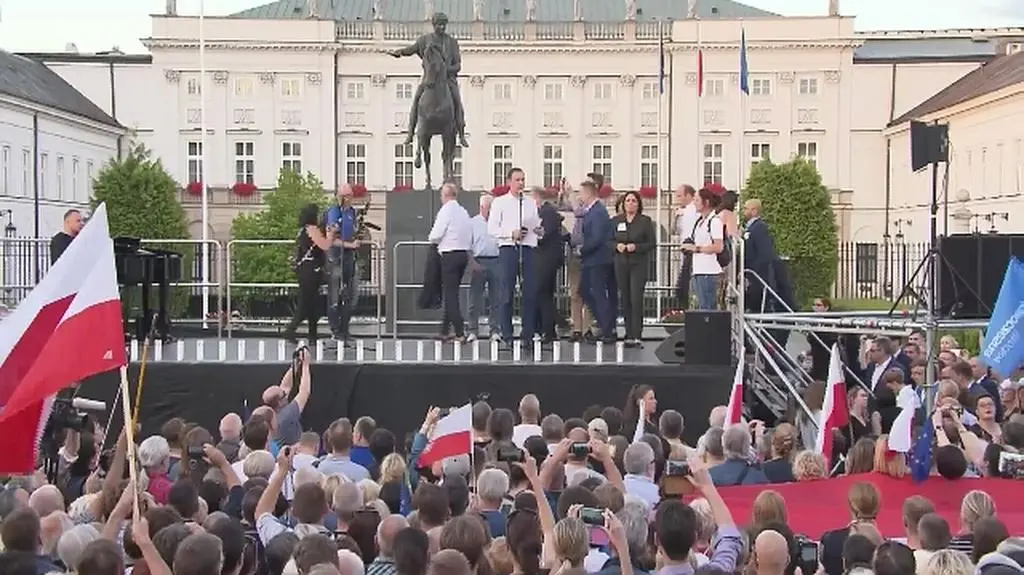 Manifestujący pod Pałacem Prezydenckim śpiewają Mazurka Dąbrowskiego