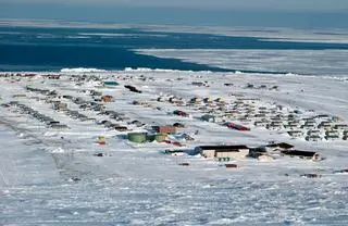 Osada Gambell na wyspie St Lawrence, Alaska