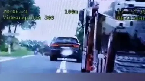 Wyprzedzał na zakręcie i wzniesieniu, za nim jechali policjanci