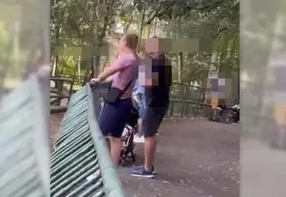 Rzucał kamieniami w bizona. "Kupiliśmy bilet, a zwierzęta nic nie robią". Nagranie