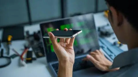 laptop, smartphone, AI, sztuczna inteligencja, IT, inżynier, programista