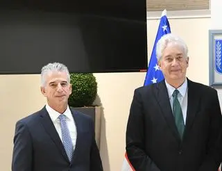 (Od lewej) Szef Mosadu David Barnea oraz dyrektor CIA William Burns