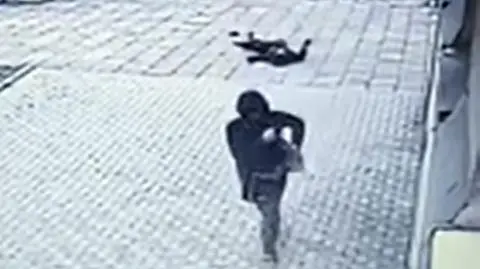 Wyrwał starszej kobiecie torebkę i poszedł z partnerką na zakupy. Oboje staną przed sądem