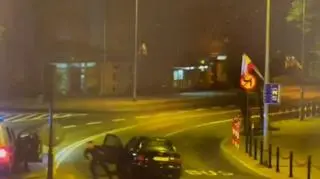 Zostawił auto na środku ulicy i zaczął uciekać na piechotę