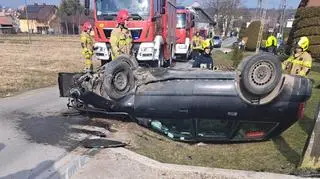 Wypadek w Humniskach. Kierowca uciekł z miejsca zdarzenia, w aucie zostawił dwie osoby 