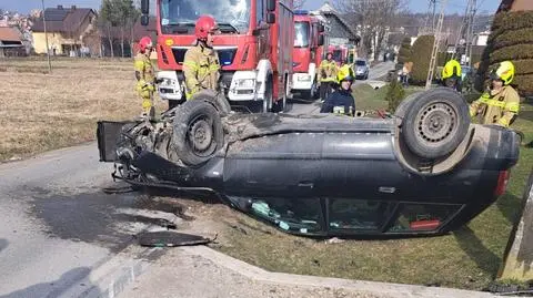 Wypadek w Humniskach. Kierowca uciekł z miejsca zdarzenia, w aucie zostawił dwie osoby 