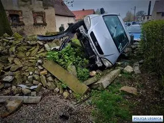 Uciekał przed policją, stracił panowanie nad autem i uderzył w betonowe płyty