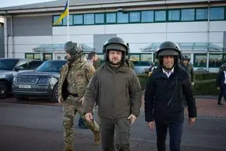 Wołodymyr Zełenski i Rishi Sunak w bazie wojskowej w hrabstwie Dorset, gdzie ukraińscy żołnierze przechodzą szkolenia