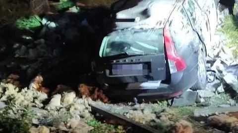 Staranował wiatę garażową i zaparkowane w niej auto. "Nie zauważył" skrzyżowania 