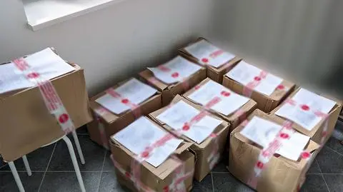 Za kilkaset złotych wydawali fałszywe certyfikaty covidowe. Pośredniczyć mieli pseudokibice
