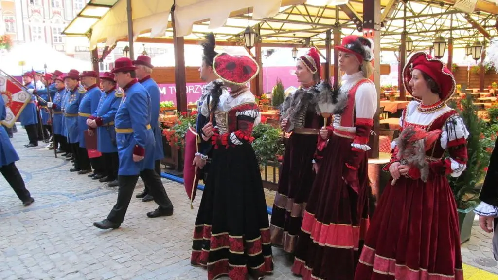 Piękne panie. Zacni panowie... Uczestnicy pochodu Radnych Wrocławia