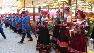 Piękne panie. Zacni panowie... Uczestnicy pochodu Radnych Wrocławia