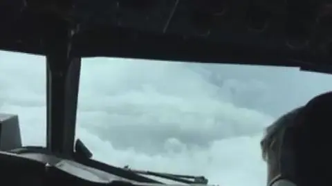 Turbulencje podczas przedzierania się przez huragan Matthew