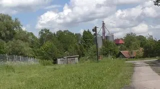 Szczurkowo. Po lewej płot, a za nim Rosja, po prawej gospodarstwo. Ostatnie w Polsce. Albo pierwsze, jak kto woli.