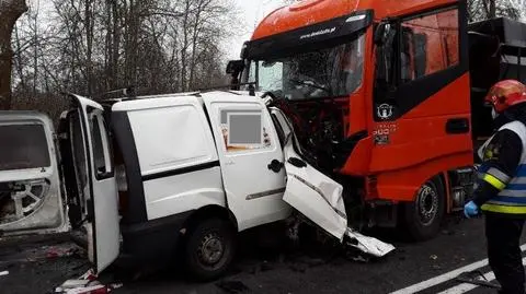 Czołowo zderzyli się z ciężarówką. Nie żyje kierowca i pasażerka