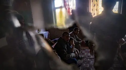 Jeden dom, dwie rodziny. Obcy dzielą się miejscem zamieszkania 