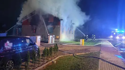 Palił się remontowany dom, droga krajowa była zablokowana