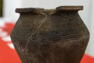 Skarb złożony był w niewielkim ceramicznym naczyniu