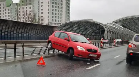 Samochód zawisł na barierkach na trasie S8