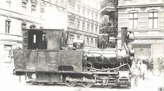 Lokomotywa kolejki na placu Staszica