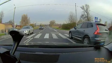 Piesi przy przejściu, sześć sekund i pięciu kierowców "rażąco ignorujących przepisy"