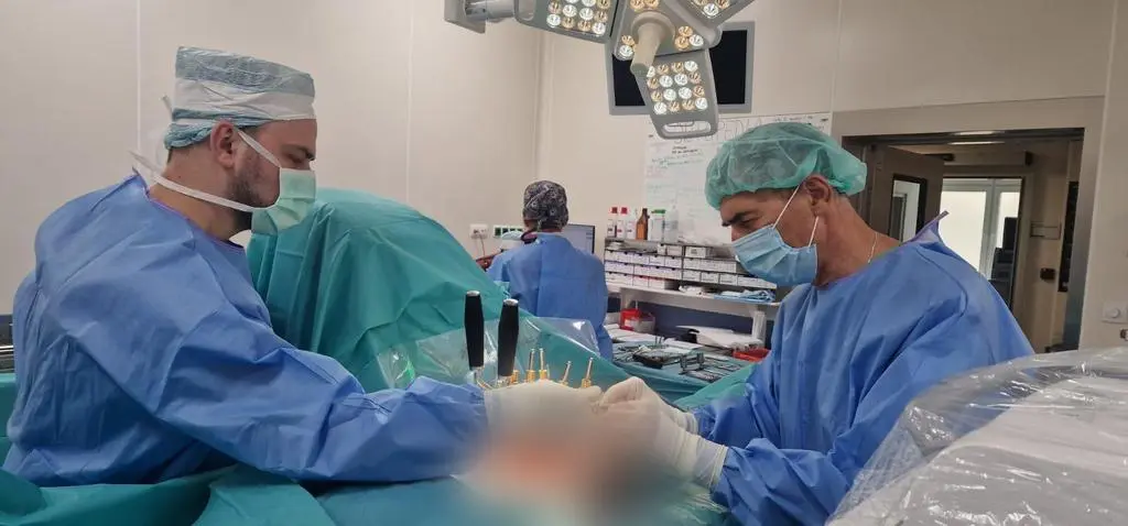 Lekarze operowali kręgosłup nastolatka