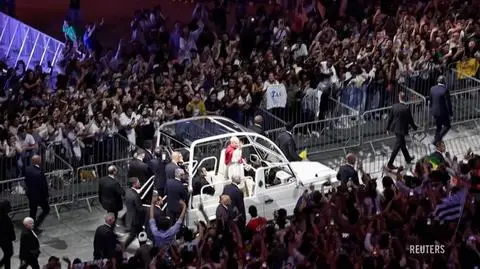 Leon XIV na stadionie pod Paryżem