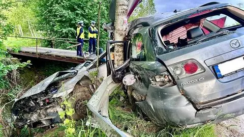 Uderzyli w barierę i drzewo, auto przełamało się na pół. 18-latek nie żyje, 16-latek walczy o życie