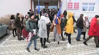 Uczniowie szkoły w drodze na apel