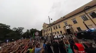 Przejazd papamobile i tłumy wiernych. Zobacz wideo 360 stopni