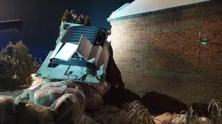 Zderzenie tira z osobówką. Ciężarówka wjechała w dom w Zaleszanach