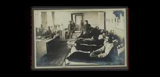 Wizyta lekarza u chorych na tyfus brzuszny (ok. 1914 roku)