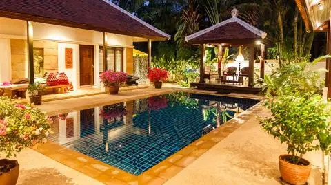 Kwarantanna dla bogatych turystów. W razie próby opuszczenia willi policja zjawi się w ciągu kwadransa