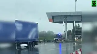 Karetka zablokowana na bramkach na A4. "Ten stracony czas mógł decydować o czyimś życiu"