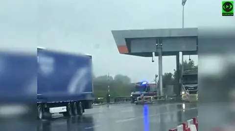 Karetka zablokowana na bramkach na A4