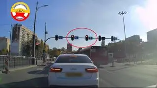 Kierowca autobusu wjechał na czerwonym świetle i skręcił w lewo z pasa dla jadących na wprost